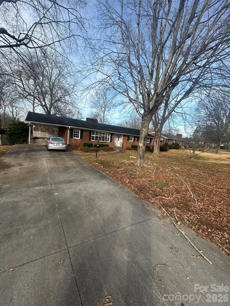 626 Willowbrook Ln, Winston Salem, NC 27104