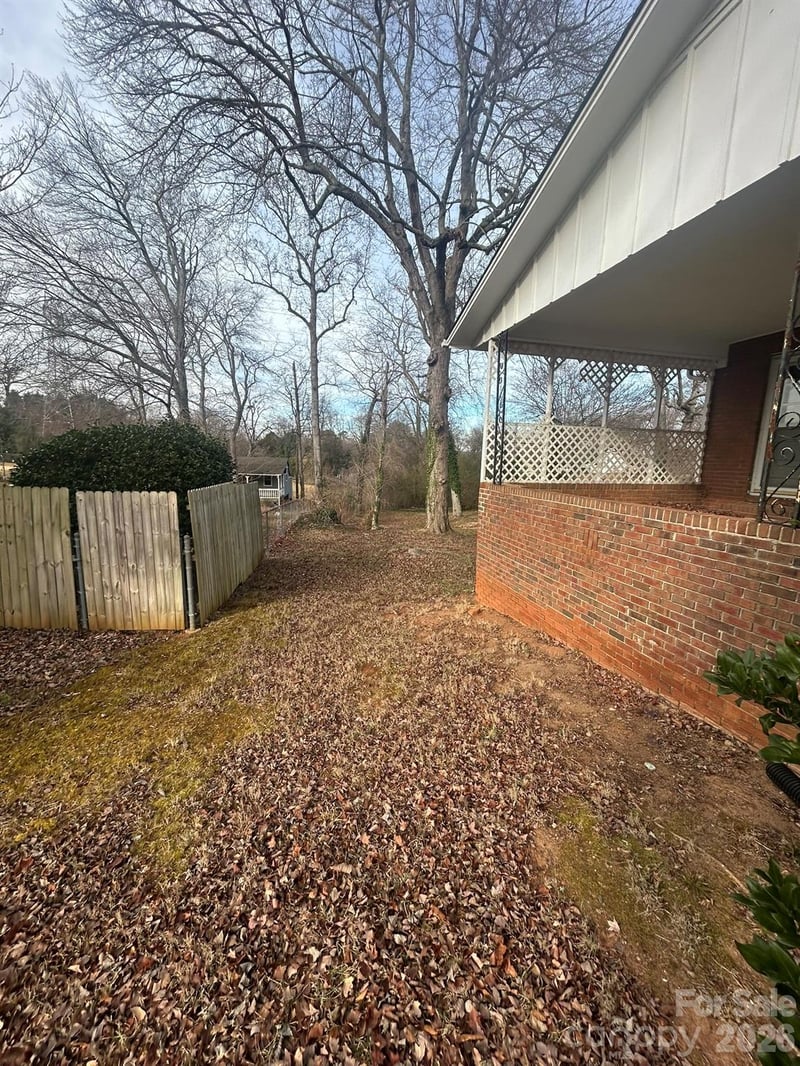626 Willowbrook Ln, Winston Salem, NC 27104