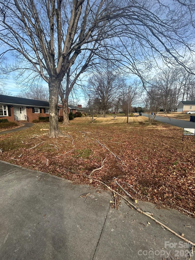 626 Willowbrook Ln, Winston Salem, NC 27104