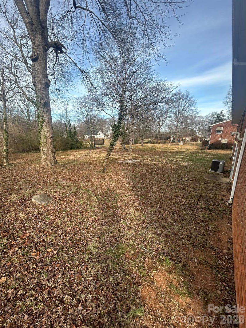 626 Willowbrook Ln, Winston Salem, NC 27104