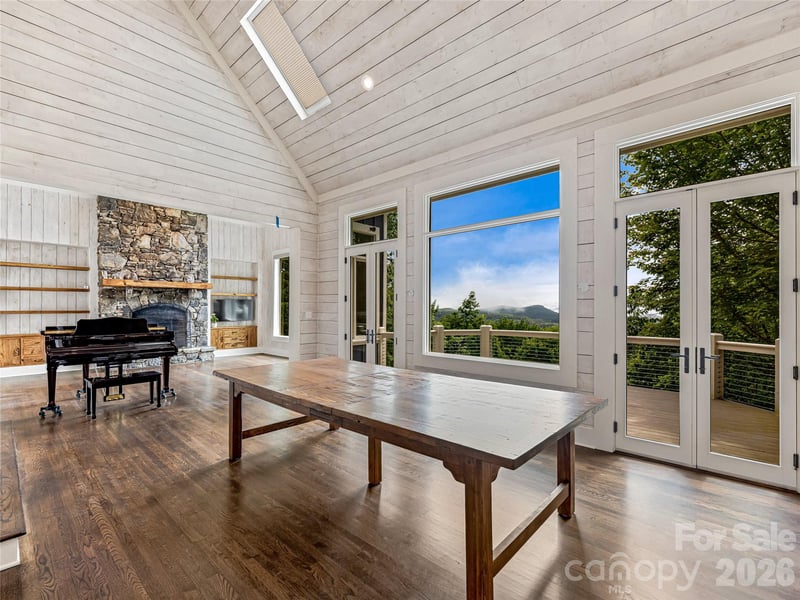 251 Toxaway Ct, Lake Toxaway, NC 28747