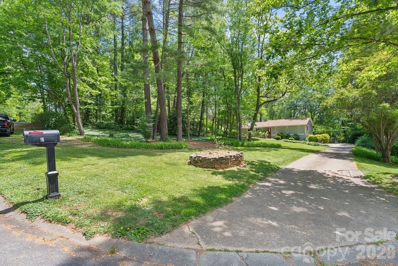 16 Chipping Green Dr, Arden, NC 28704
