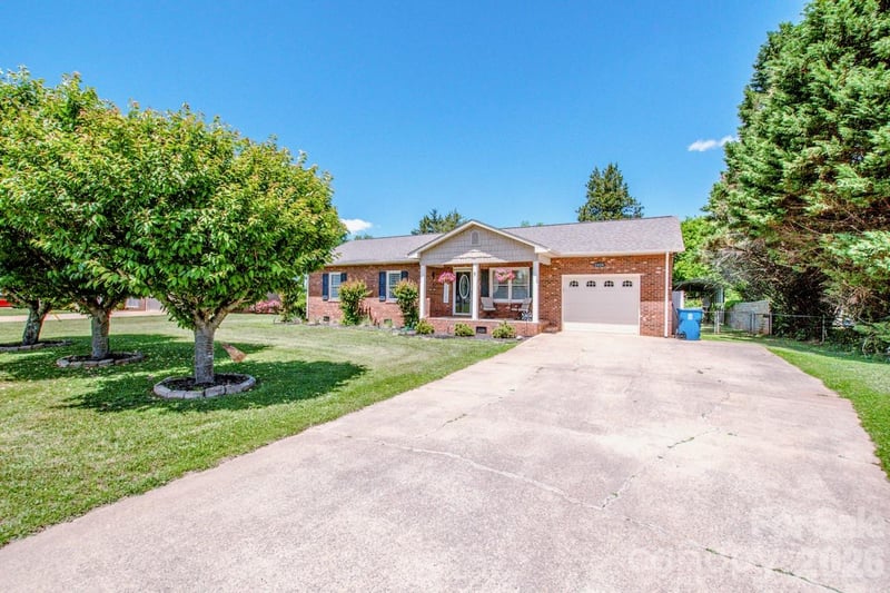 2426 Ashford Dr, Newton, NC 28658