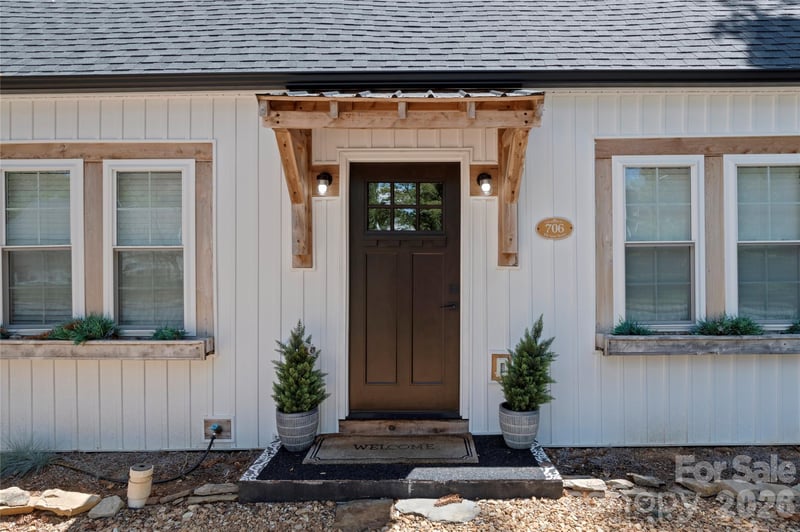 706 Elk Spur St, Elkin, NC 28621