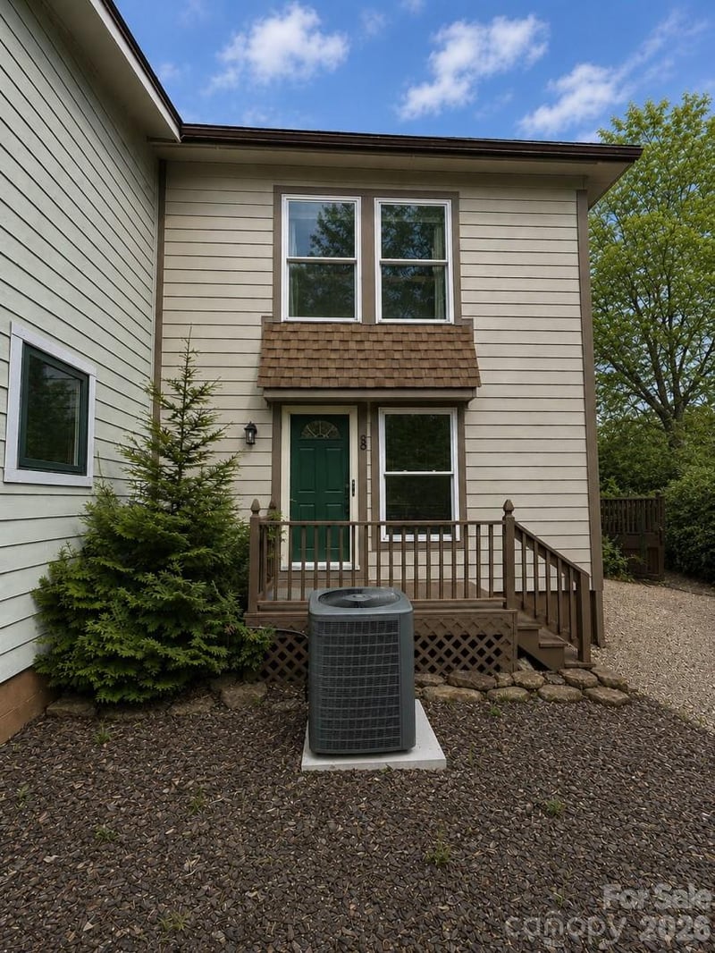 99 Willow Way, Hendersonville, NC 28739
