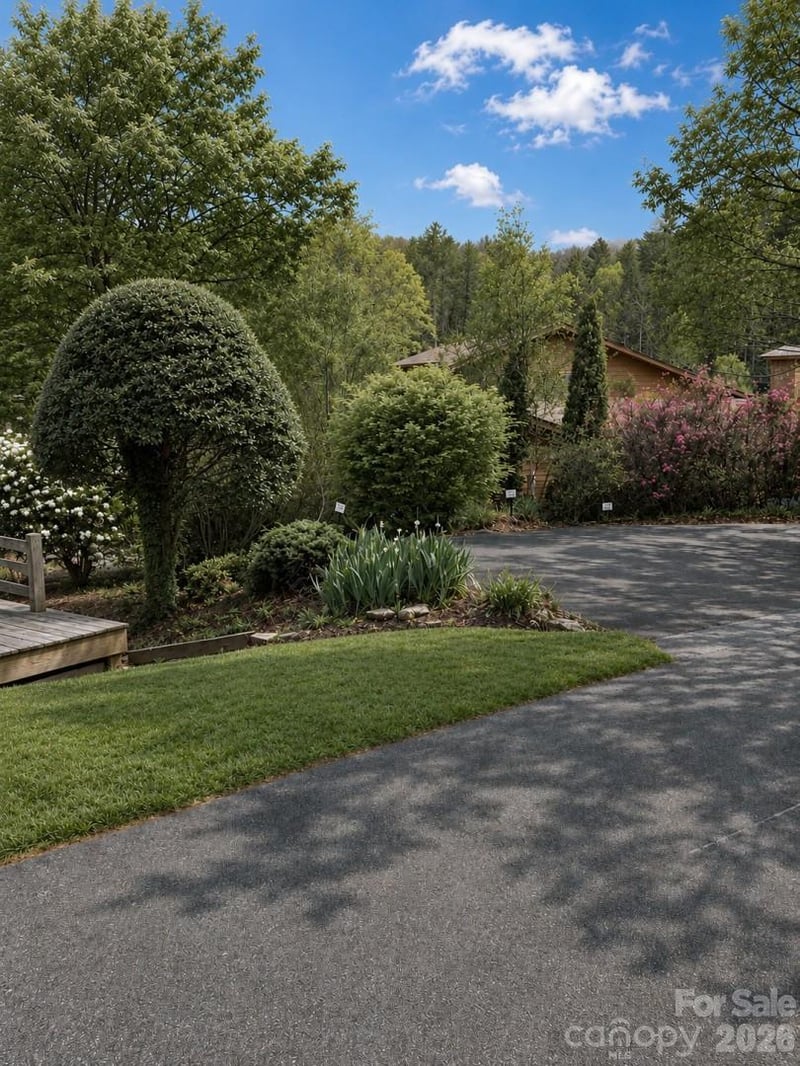 99 Willow Way, Hendersonville, NC 28739