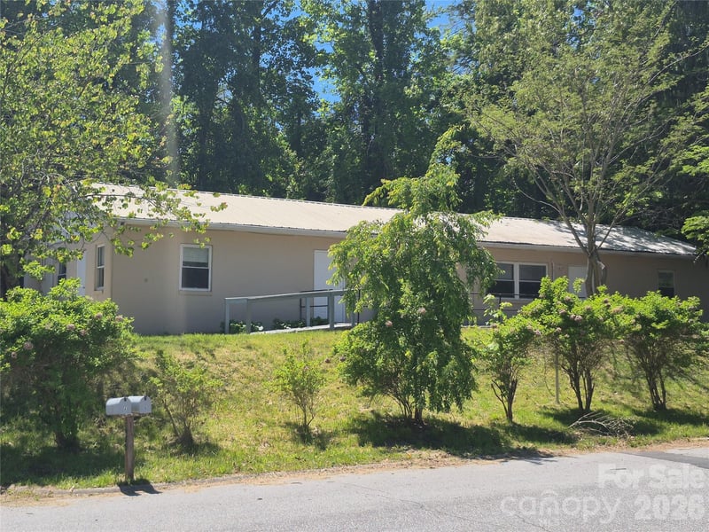 1745 Meadowbrook Ter, Hendersonville, NC 28792