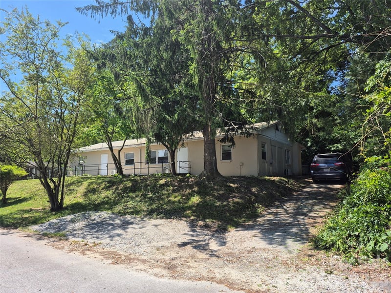 1745 Meadowbrook Ter, Hendersonville, NC 28792