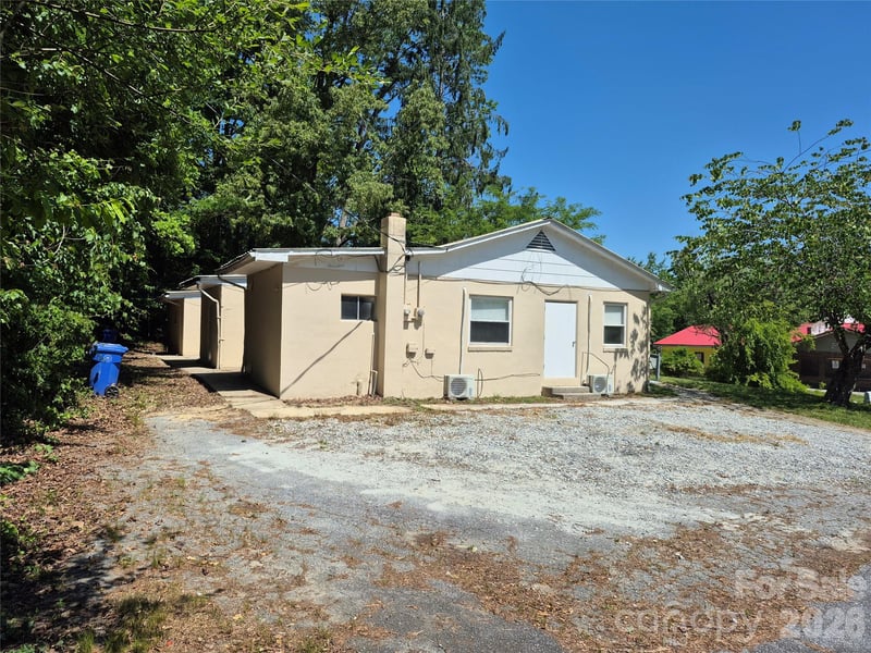 1745 Meadowbrook Ter, Hendersonville, NC 28792