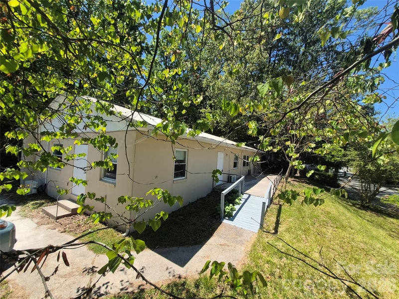 1745 Meadowbrook Ter, Hendersonville, NC 28792