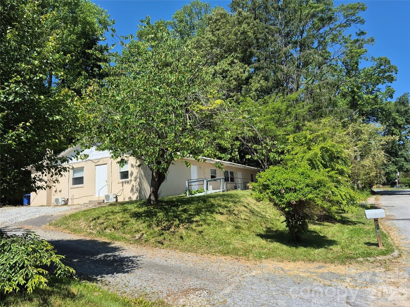 1745 Meadowbrook Ter, Hendersonville, NC 28792