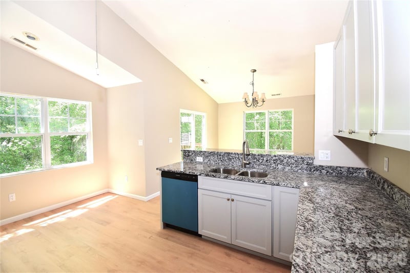 176 Clear Creekside Dr, Hendersonville, NC 28792
