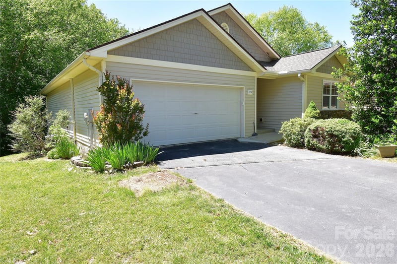 176 Clear Creekside Dr, Hendersonville, NC 28792