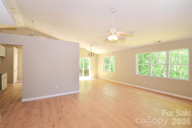 176 Clear Creekside Dr, Hendersonville, NC 28792