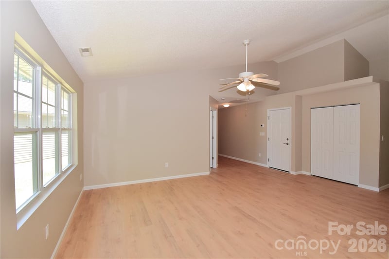 176 Clear Creekside Dr, Hendersonville, NC 28792