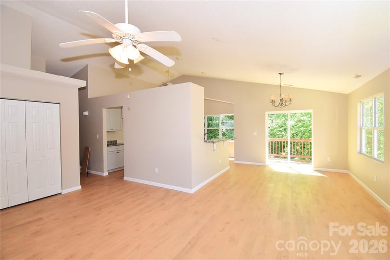 176 Clear Creekside Dr, Hendersonville, NC 28792