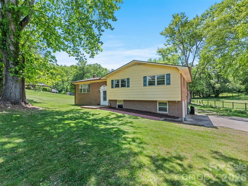 182 Fairway Hills Dr, Waynesville, NC 28786