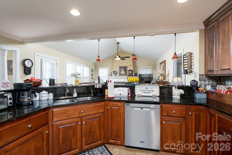 587 Marigold Dr, Kannapolis, NC 28083