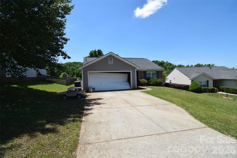 633 Overlook Rd, Lowell, NC 28098