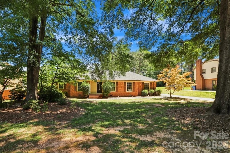 13507 Four Oaks Ln, Matthews, NC 28105