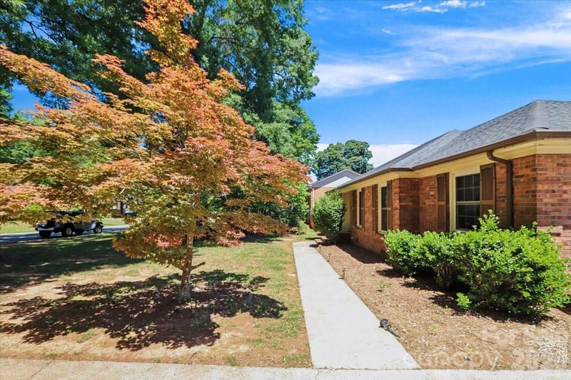 13507 Four Oaks Ln, Matthews, NC 28105
