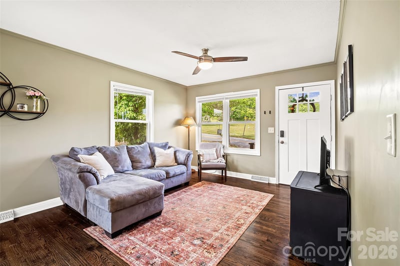 708 Prince Dr, Hendersonville, NC 28791