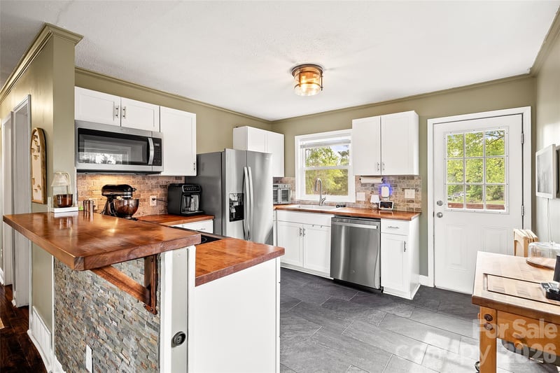 708 Prince Dr, Hendersonville, NC 28791