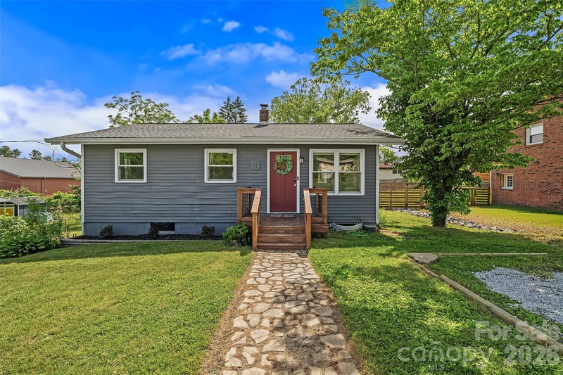 708 Prince Dr, Hendersonville, NC 28791