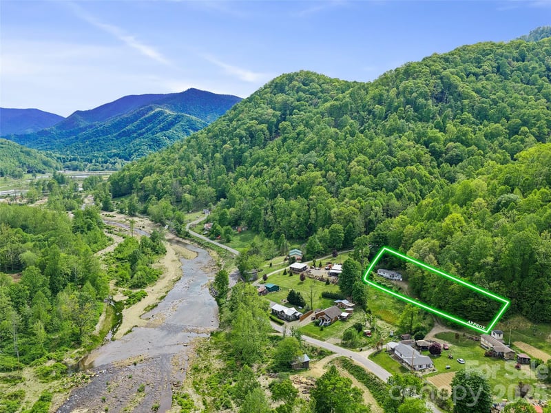 74 Socrates Ln, Burnsville, NC 28714