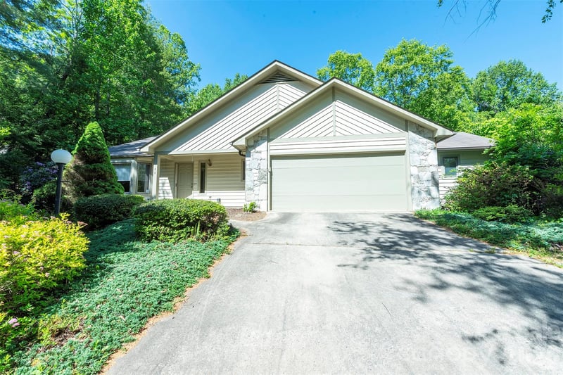 29 Hillcreek Dr, Asheville, NC 28804