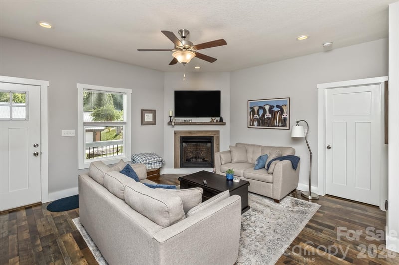 206 Linsonwood Rd, Waynesville, NC 28786