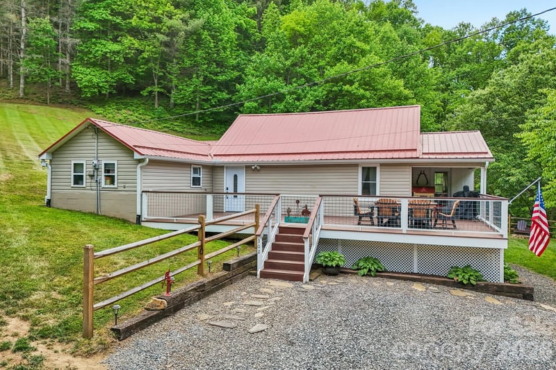 302 Battle Creek Dr, Green Mountain, NC 28740
