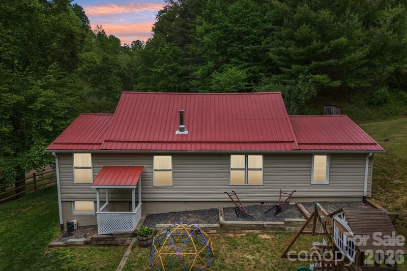 302 Battle Creek Dr, Green Mountain, NC 28740