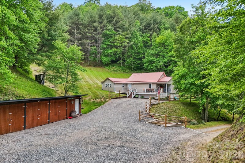 302 Battle Creek Dr, Green Mountain, NC 28740