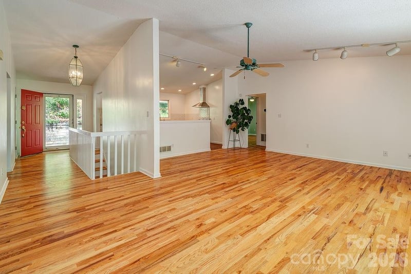 146 Churchill Downs Dr, Fairview, NC 28730