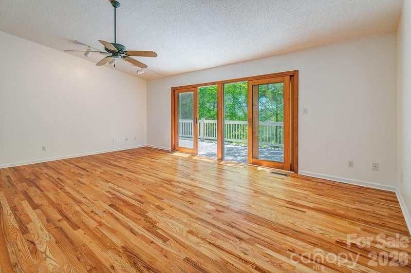 146 Churchill Downs Dr, Fairview, NC 28730