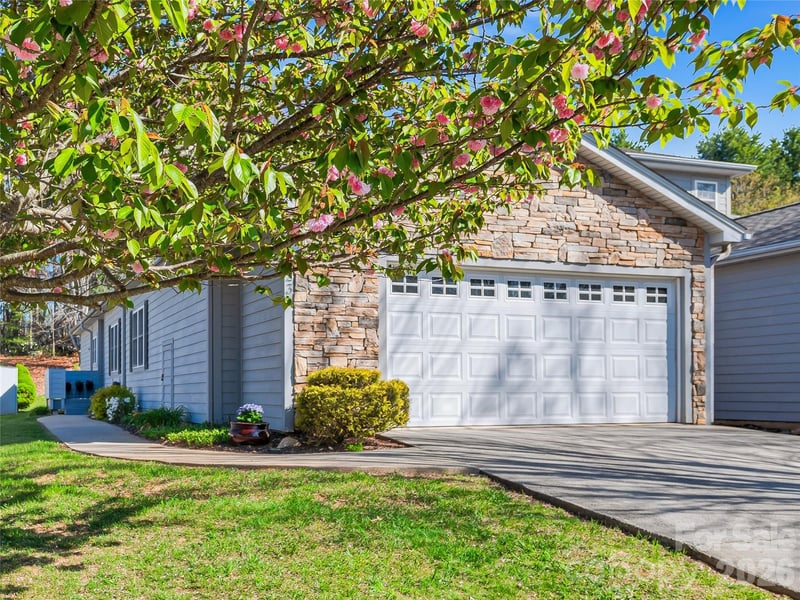 23 Holiday Dr, Arden, NC 28704