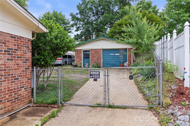 325 Swanson Dr, Lenoir, NC 28645