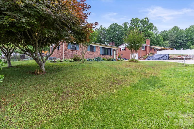 325 Swanson Dr, Lenoir, NC 28645
