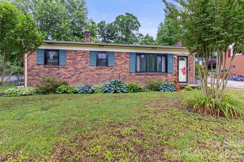 325 Swanson Dr, Lenoir, NC 28645