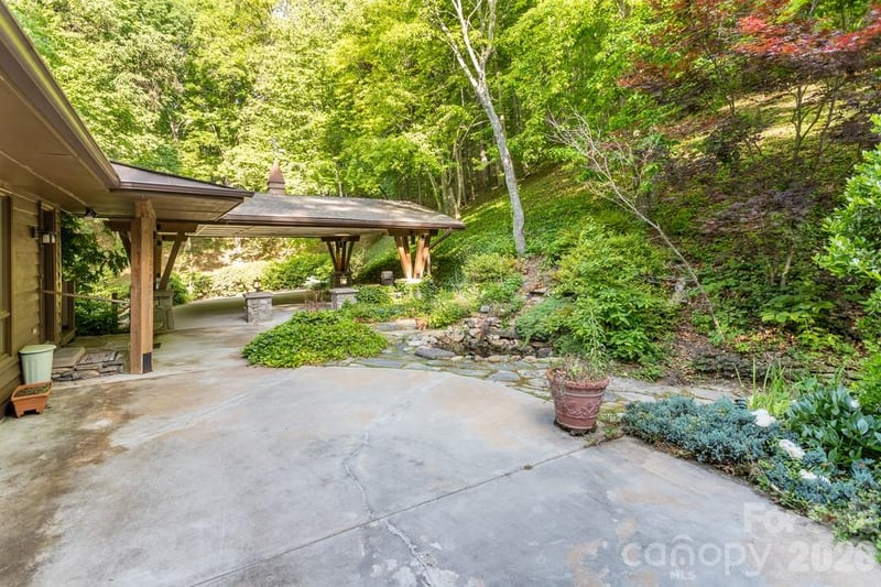 1126 Scenic Cir, Waynesville, NC 28786