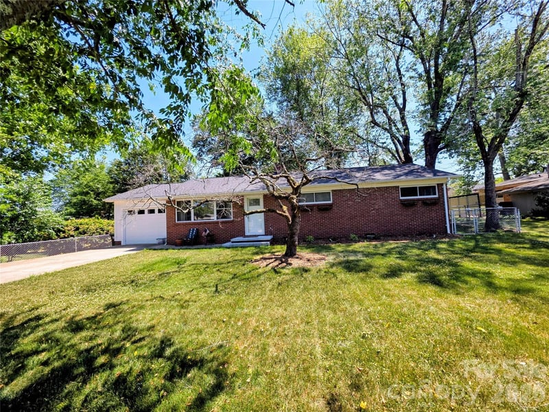 492 14th Avenue Dr, Hickory, NC 28601
