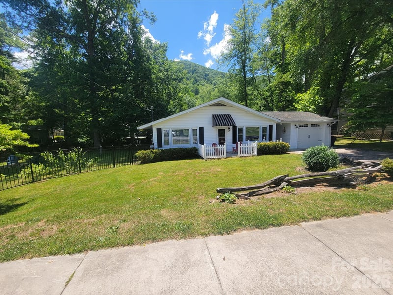 221 Moody Farm Rd, Maggie Valley, NC 28751