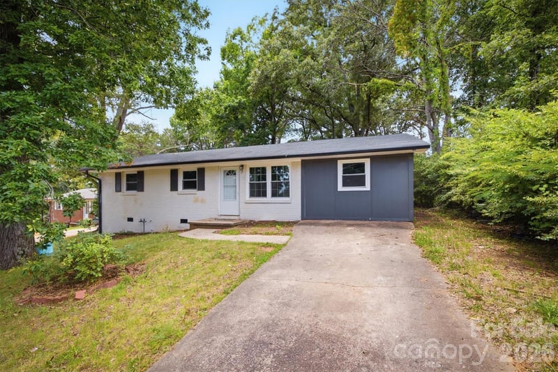 1450 3rd St, Hickory, NC 28602
