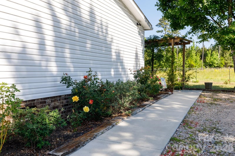 1283 Countryside Dr, Blackstock, SC 29014