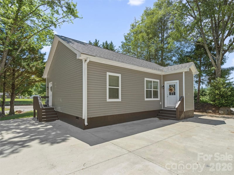 64 Drexel Rd, Hendersonville, NC 28739