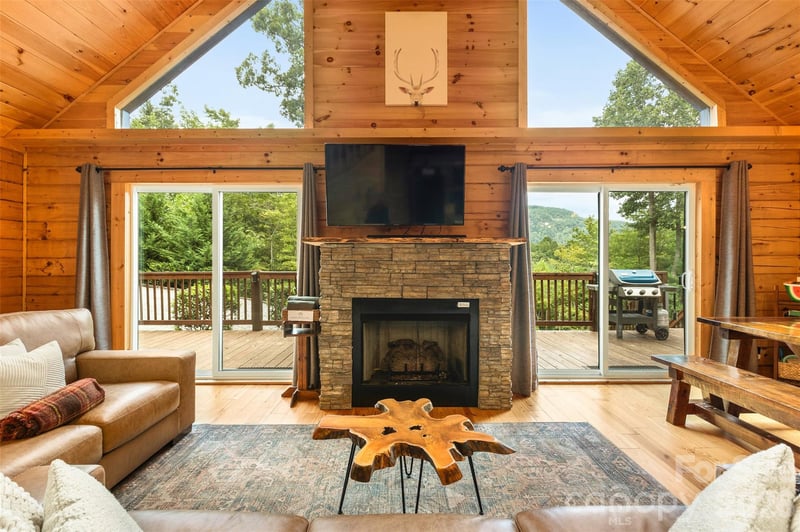 517 Luther Burbank Dr, Lake Lure, NC 28746