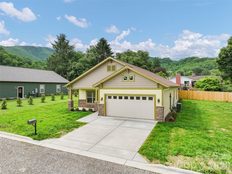 99 Junes Way, Waynesville, NC 28786