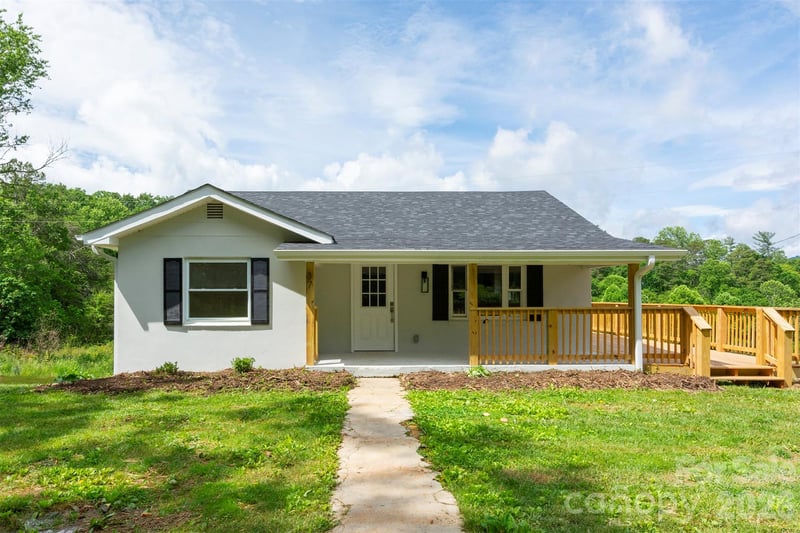 37 King Dr, Leicester, NC 28748