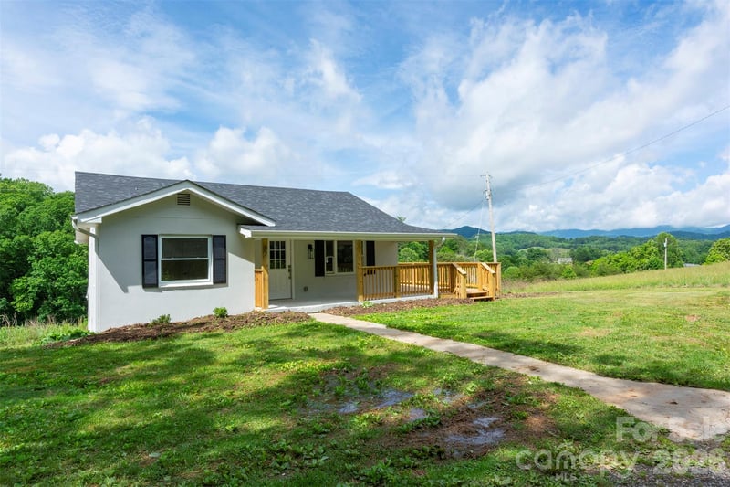 37 King Dr, Leicester, NC 28748